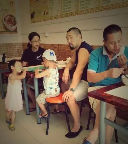 早年间，吴倩莲与丈夫孩子现身普通小饭馆共进拉面，生活状态朴实低调。
喜欢看吴倩莲