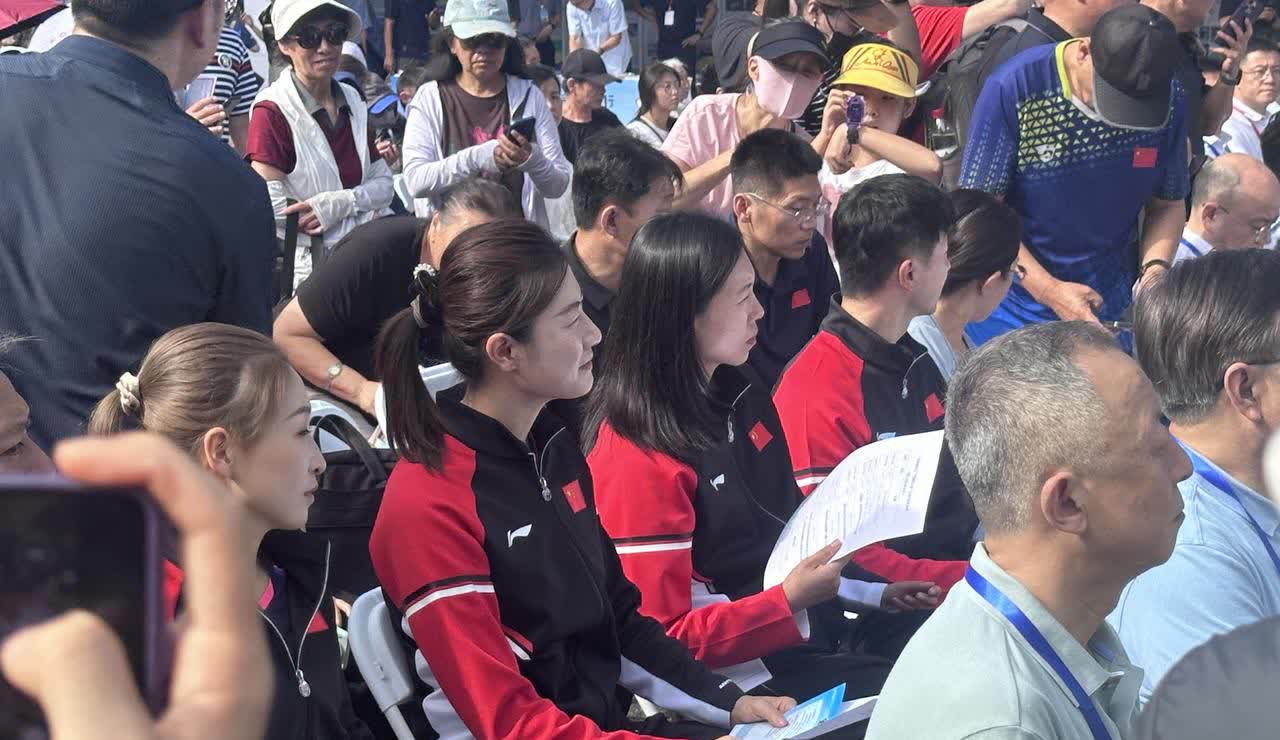 250820马龙、刘诗雯、丁宁、李晓霞在北京龙潭湖公园参加国球进公园活动。