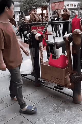 小伙子有前途，光看看他的拖鞋就是不好惹的主，～#小伙帅呆了#