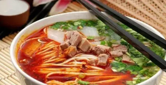 中午在一家兰州牛肉面馆吃饭，遇到一位奇葩女顾客，不吐不快。

面馆墙上贴着提示“