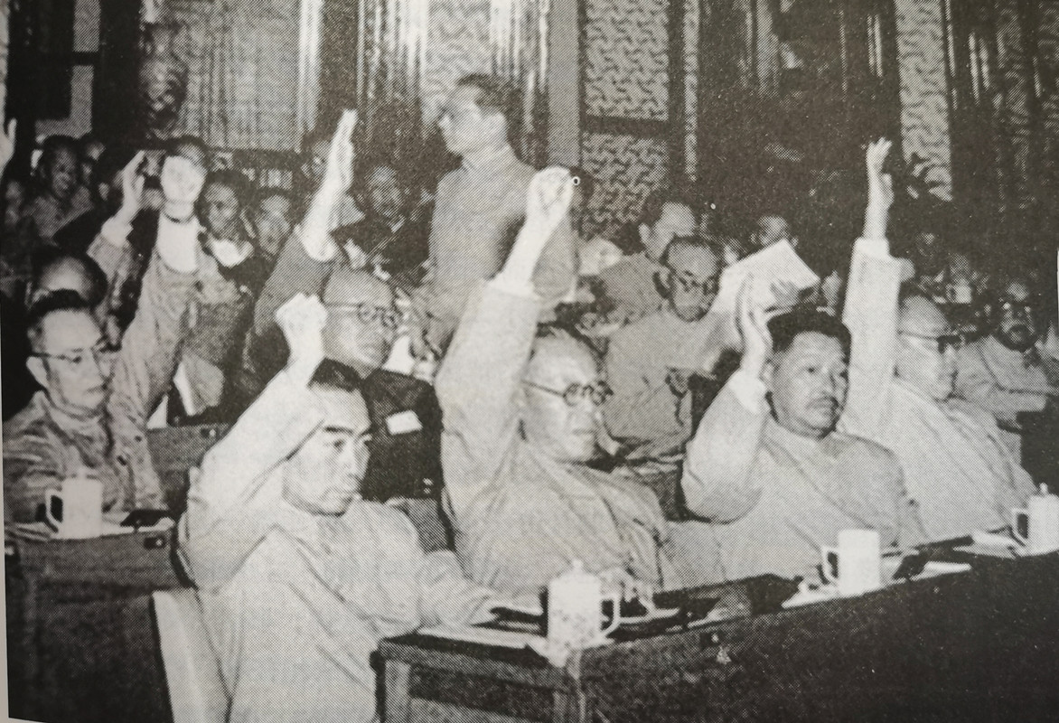 1954年9月，中央人民政府第34次会议表决通过了《中华人民共和国宪法草案》。