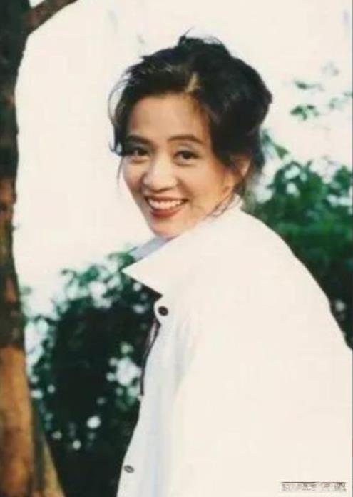 1992年，梅艳芳因拒绝唱歌，被黄朗维打了一巴掌。让人们没有想到的是，第二天，黄