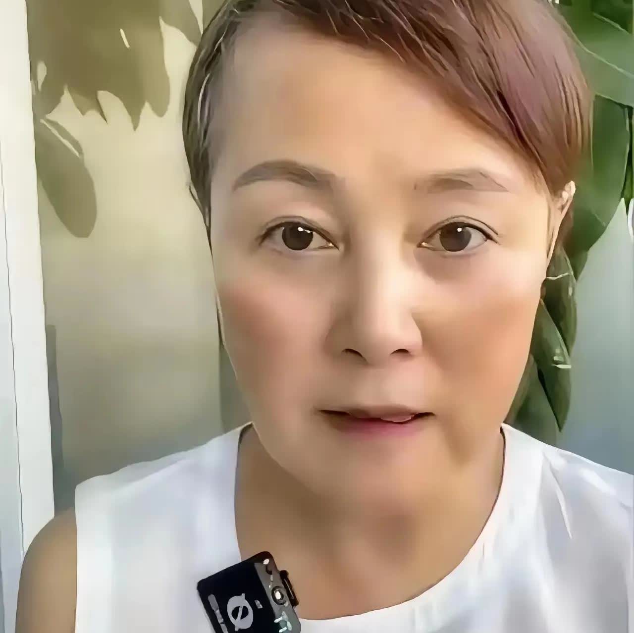 史晓燕竟然是杜建英同学
早年史晓燕在天津电视台
招聘节目《非你莫属》做嘉宾
