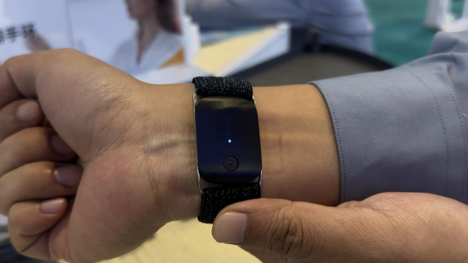 花钱电自己的“赛博续命”，藏着职场人的集体焦虑