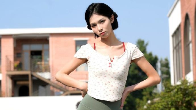 别眨眼！时尚达人短袖绿裤出街，自信气场秒变街头焦点