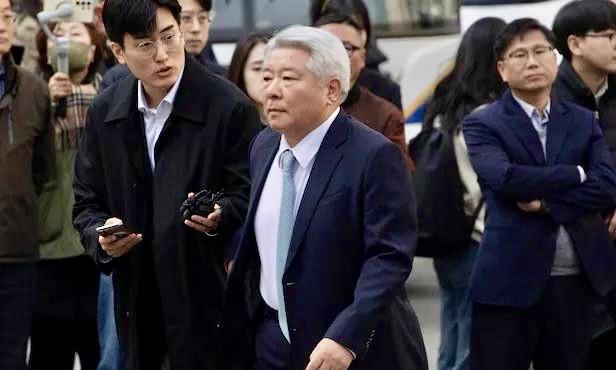 8月2日韩国前总统尹锡悦针对金建希特检组的调查总算正式找了辩护律师来应对。金弘一