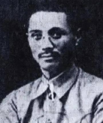 1923年，几个大汉把一姑娘按倒在地上，几下撕光了她的衣服。危急之际，王亚樵出手