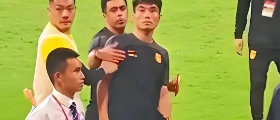 坚决反对郑智任国家队临时主帅，至于原因，咱干净利落的说，他不配。

两任国足队队
