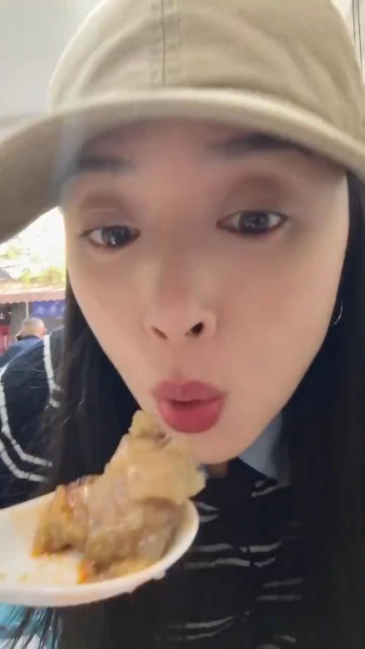 吃、吃、吃，蒋欣这真是在过国庆节！
国庆节，蒋欣在网上晒出她在西安旅游的视频。视