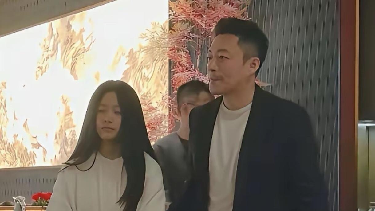 小玥儿未祭拜大S雕像，被网友指责：有她爸高了，不知道纪念亲妈