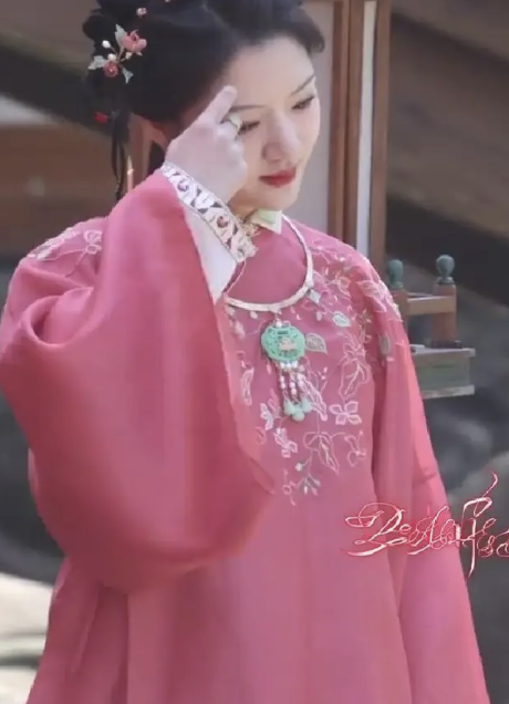 任敏新剧路透 粉色古风长裙造型娇俏少女感十足