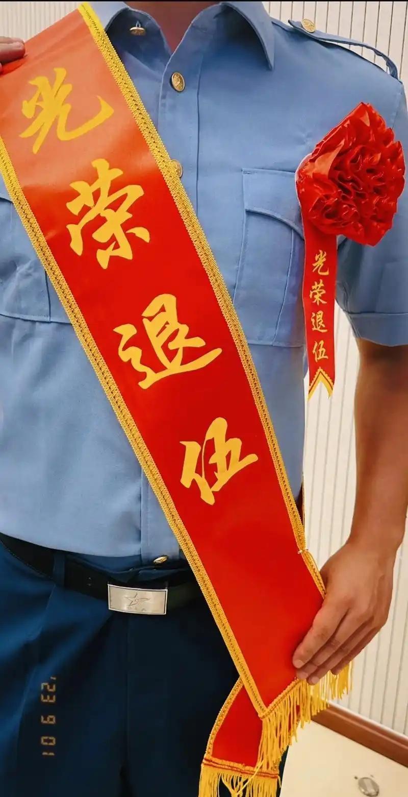 “退役”和“退伍”虽只差一字，却天差地别。退伍的义务兵，两年期满，部队叠好杯子，