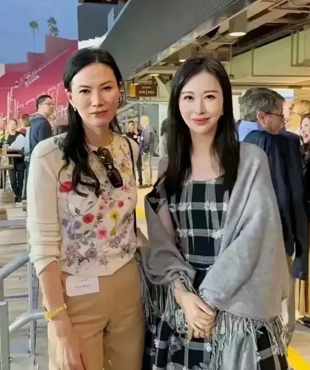 电视上看着一般般，真人巨漂亮。