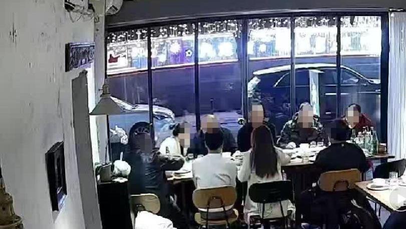 10人聚餐9人离开留下1人说：“我没钱”，民警来了，协调，写保证书，押身份证，请问有什么用