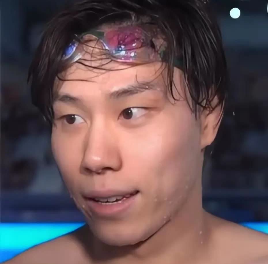 难道就没有人觉得，
覃海洋真的很恐怖吗？
明明卡在第八名进的决赛，结果在受访