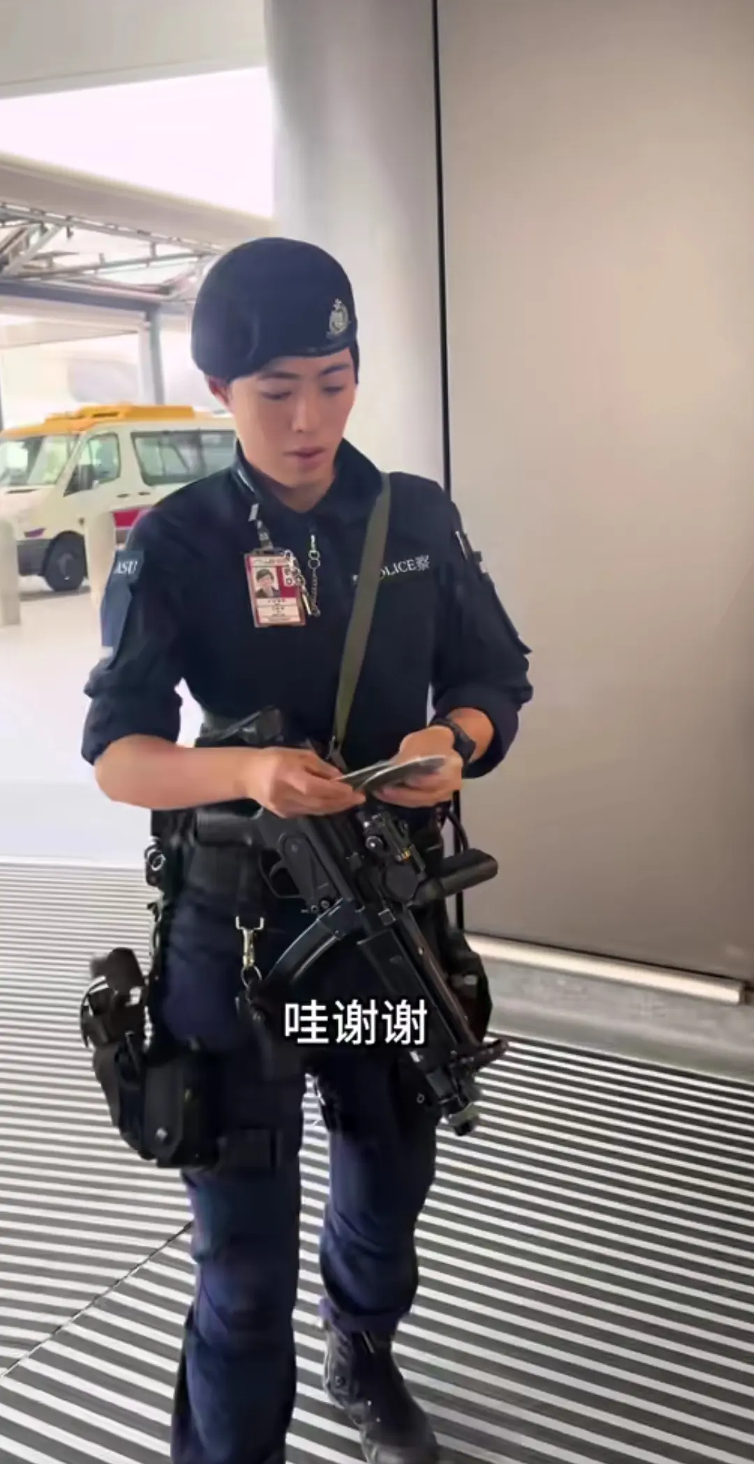 香港女警一身的装备！！！
