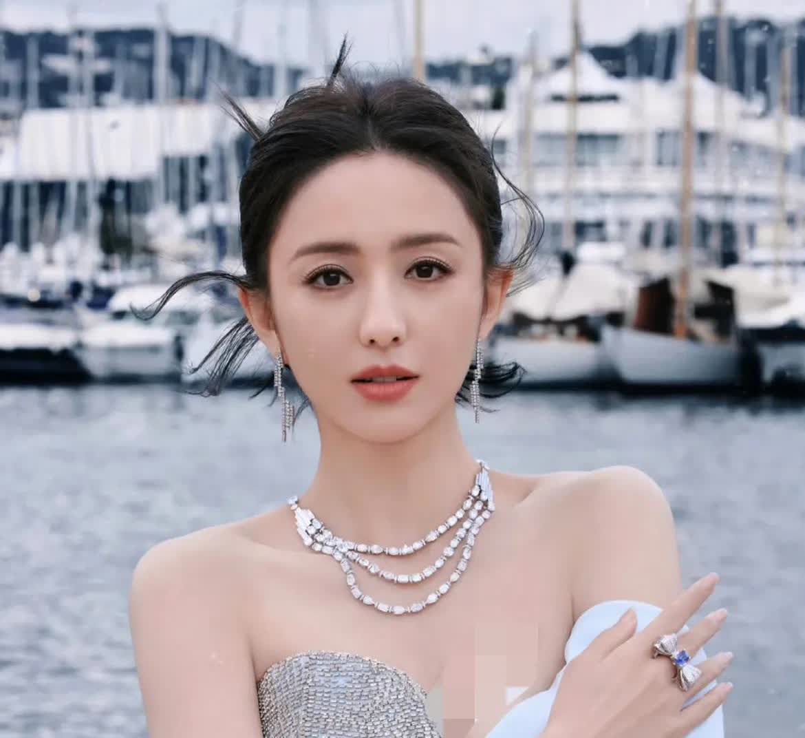 佟丽娅已经很难再结婚啦，
不是因为年纪大，也不是心里还念着陈思诚。

佟丽