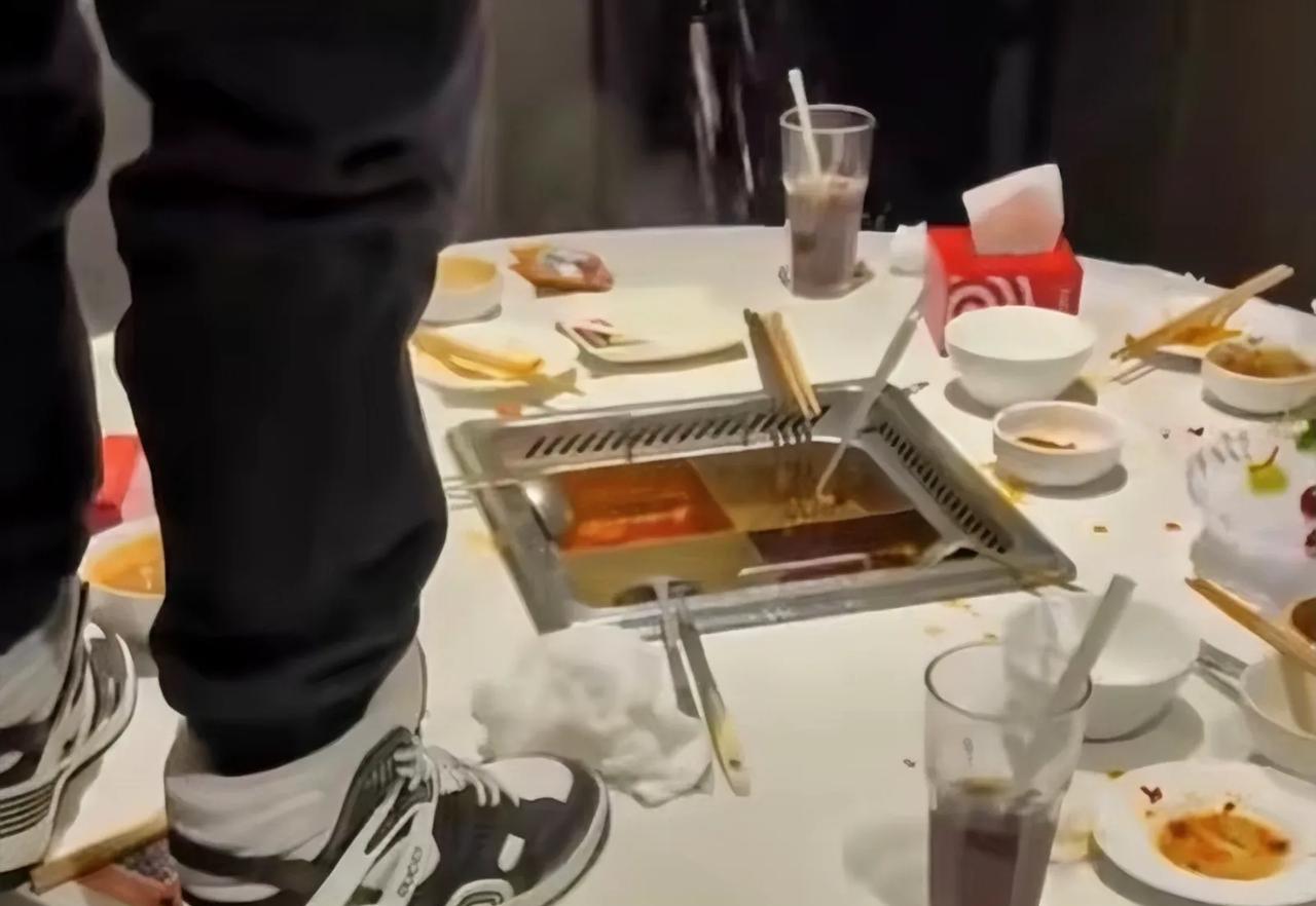 男子朝海底捞的火锅内撒尿事件，海底捞如今已采取以下措施：第一，已经多地报警，无论
