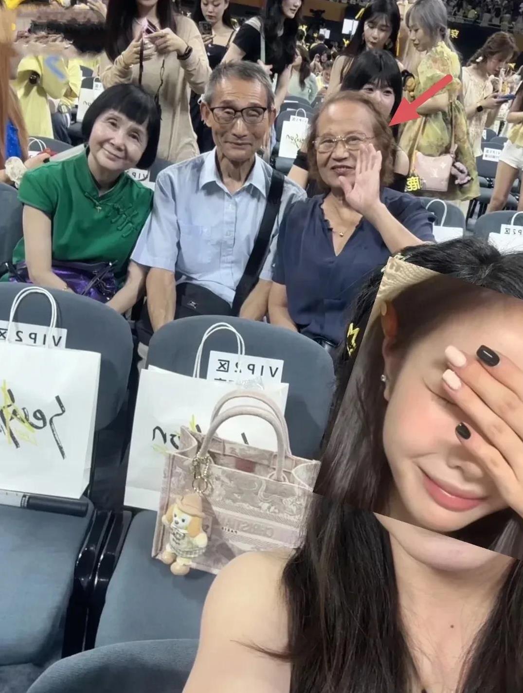 邓超这也长得太像妈妈了吧！
鹿晗南昌演唱会，请了邓超当嘉宾，邓妈妈也来南昌捧场了