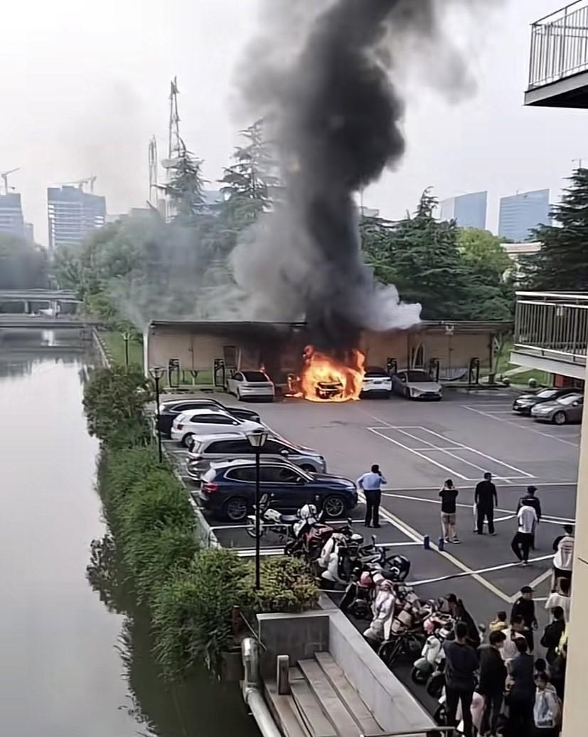 又是充着电起的火...
刚开始的时候，第二台车只是冒烟，如果那会儿其余三个车主能