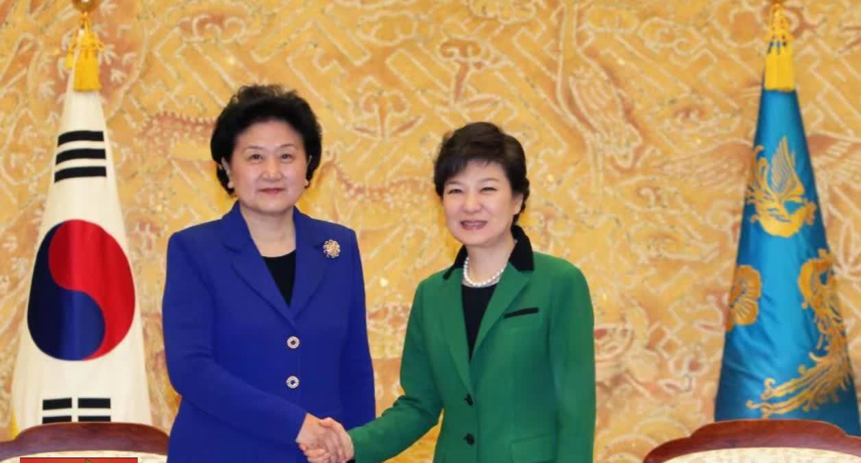 韩国首尔——2013年2月25日：韩国总统朴槿惠（右）在总统府举行的就职典礼，宣