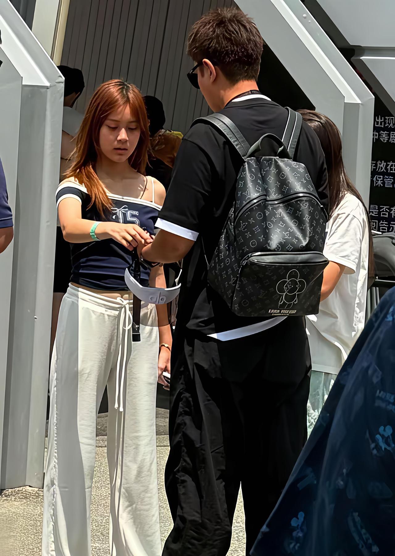 近日，贾乃亮带着爱女到新加坡游玩，13岁甜馨长得越来越像爸爸了。
甜馨作为星二代
