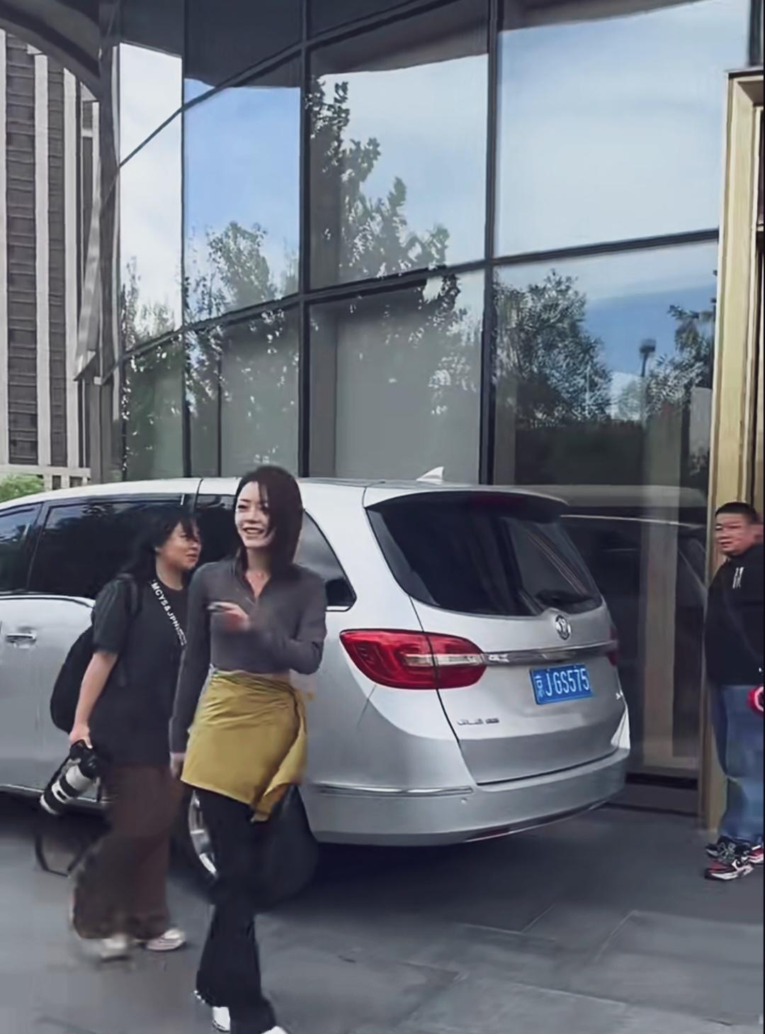 在楼下偶遇赵今麦，真人超美，明眉大眼，身材苗条，与粉丝打招呼特别亲切！#赵今麦#