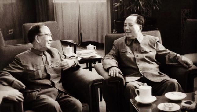 1949年的郭沫若，和晚年的郭沫若，见到毛主席的神情截然不同。晚年的郭沫若再也没