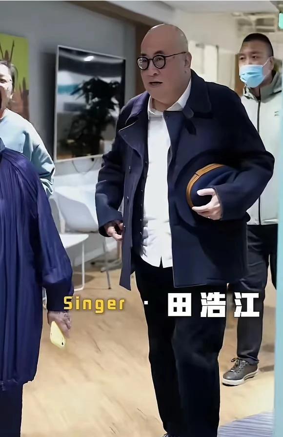 百密一疏啊
既然剪掉了董宇辉
为什么没把刘队一起剪掉呢？
想当初那场访谈
可是准