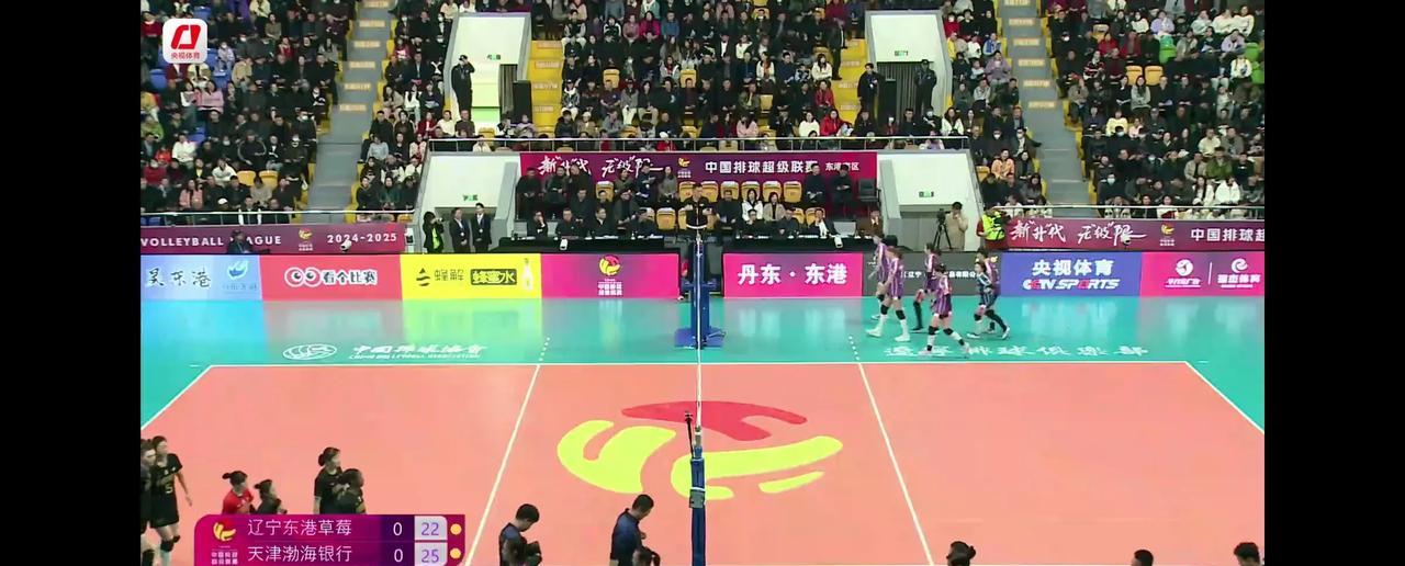 首局获胜！随着石冰彤的发球失误，25:22,天津女排取得客战辽宁女排第一局比赛的