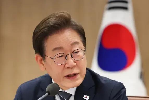 不拿就抢，几万驻韩美军正闲着！美国要求韩国打钱4000亿美元，比日本还多。日韩以