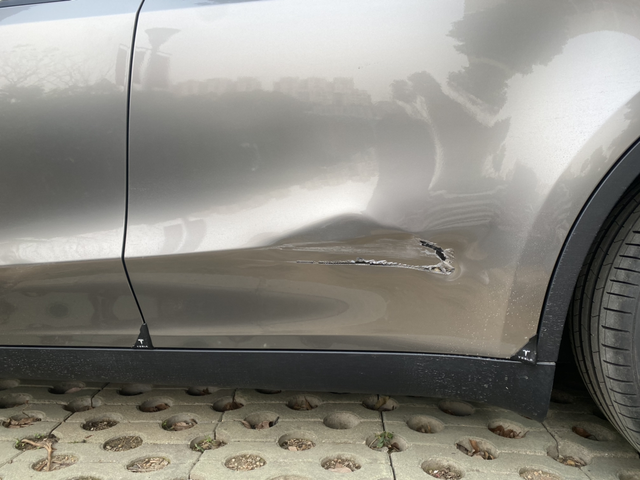 车友们这种程度去官方修要多少钱
新车一血，后车门蹭护栏了
建议走保险吗