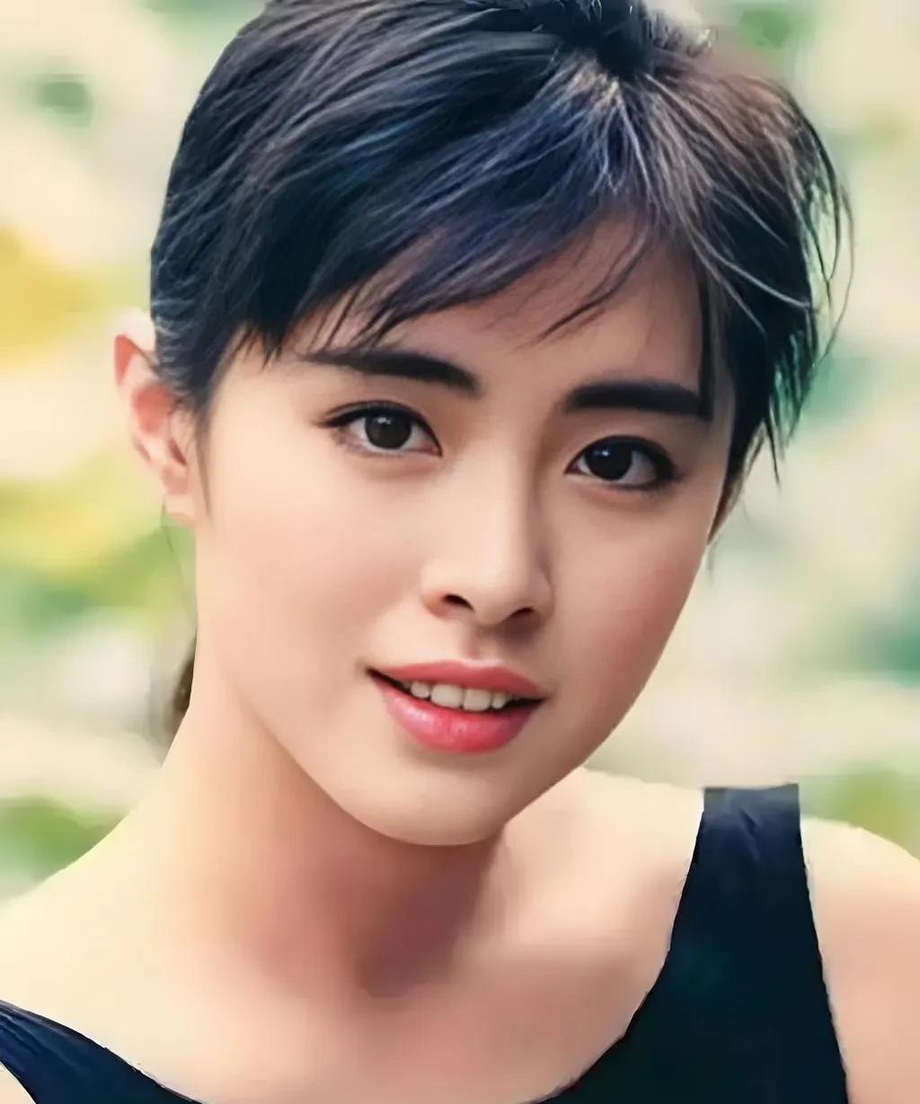 22岁的王祖贤说，我是个平凡的女子，终究还是要结婚的。34岁的王祖贤说，我的人生