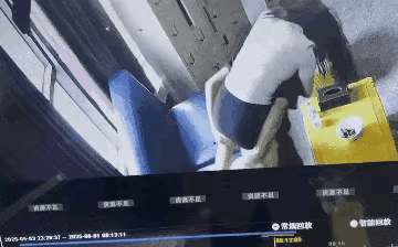 这小两口，吓都吓死了！
女子跟男友玩过激情游戏以后，因为兴奋过度，站在椅子上，