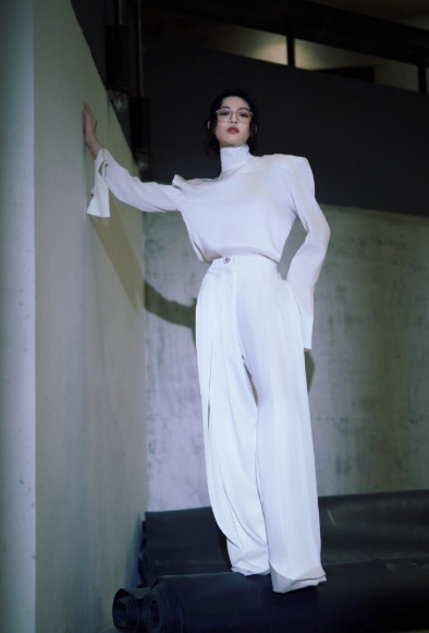 这生图状态我直接跪了！无框眼镜配纯白廓形套装，干练矜贵两不误，严母气场扑面而来，