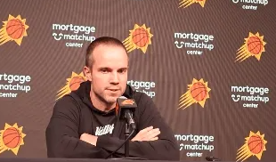 NBA常规赛，掘金对阵太阳的比赛即将开始。
赛前，太阳主教练乔丹-奥特接受媒体采