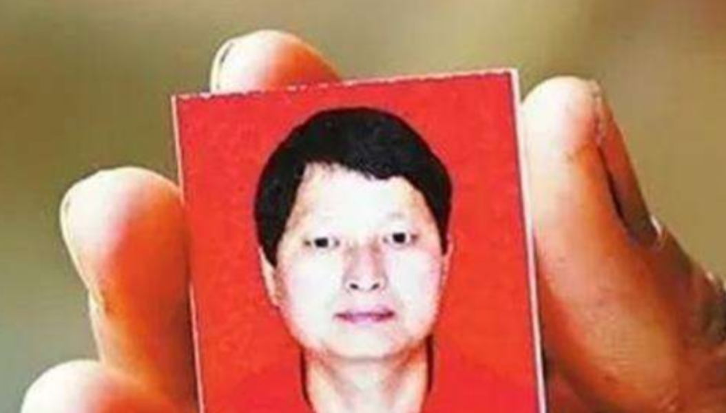 这是一件让人寒心又引发深思的事件。2014年，广东一名普通工人吴伟青救助摔倒的老