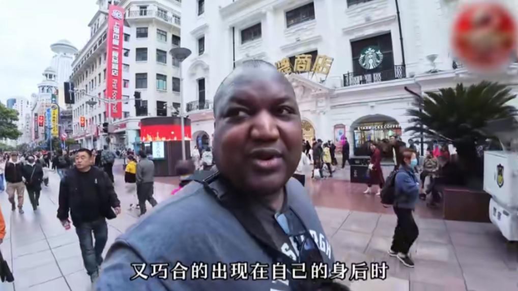 美国退伍军人大黑来上海玩，竟然遇到“仙人跳”。
大黑在上海游玩，被50多岁的一男