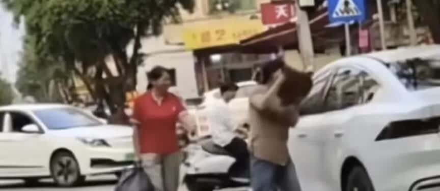 反转！路边女子尖叫砸车，热心男子“相助”后崩溃：我摊上事了？
一名女子在路边一