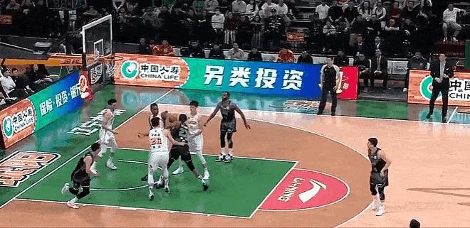 你比付豪强太多！帕顿这反击精彩！
在今天辽宁对阵广厦的第一节中，辽宁外援帕顿抢到