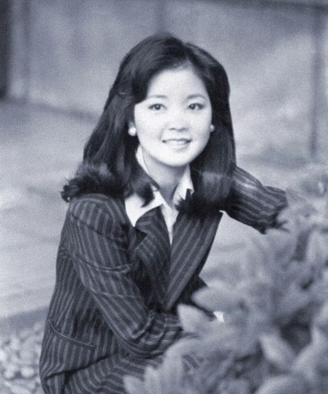 1978年的邓丽君，在东京希尔顿酒店留下这组经典照片。
她穿一身条纹西服套装，又