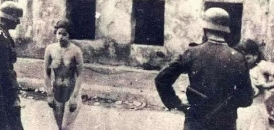 1943年，两名准备回家的波兰女孩被德军士兵拦住，理由是要检查她们俩是不是犹太人