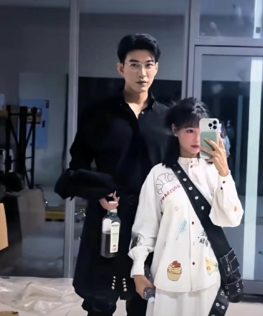于龙羊咩咩最萌身高差[彩虹][微风]
俩人站在一起，女孩子看起来可可爱爱的好小一