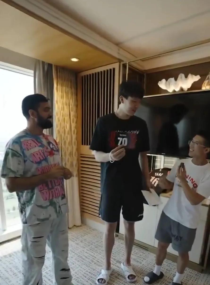 经过多方寻觅，NBA2K主管才找到杨瀚森，亲自为杨瀚森揭晓2K评分：70分。在预