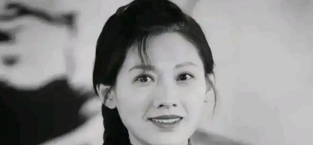 1978年，女知青李亚茹返城前夜，颤抖地揭开上衣对丈夫说：“今晚，再做最后一次夫