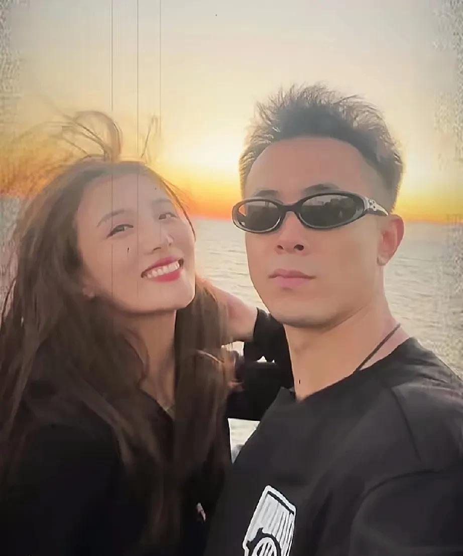 赵继伟给妻子拍照，情绪价值拉满！
赵继伟和妻子最近在LA圣莫尼卡海涛游玩，赵继伟