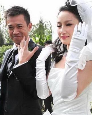 2009年，38岁的王学兵娶了31岁的美女孙宁。结婚时，孙宁又买房又办婚宴。结果