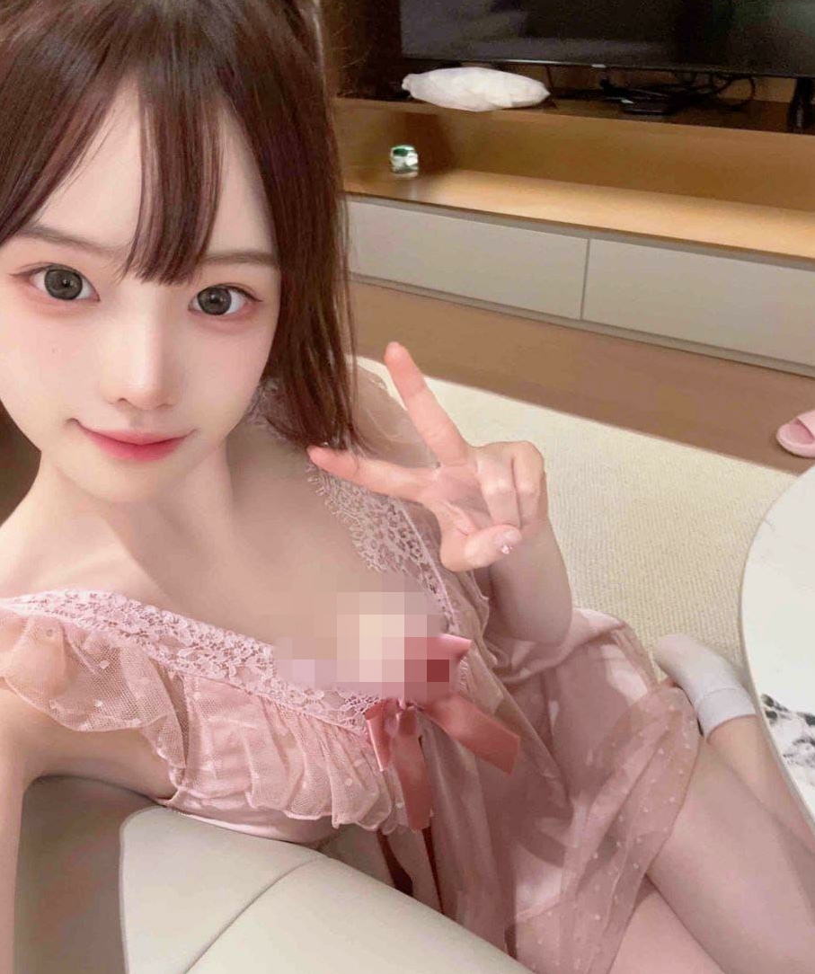 对象旅行，我顺路送她的女同事回家。