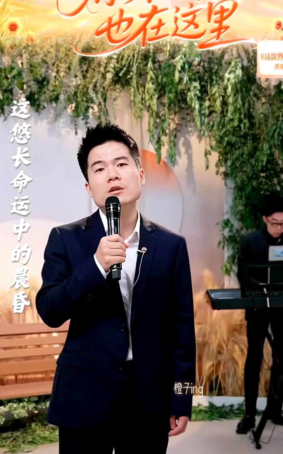 要说董宇辉和老俞关系依旧挺好
估计是不大可能了
昨天董宇辉出圈三周年全网刷屏送祝
