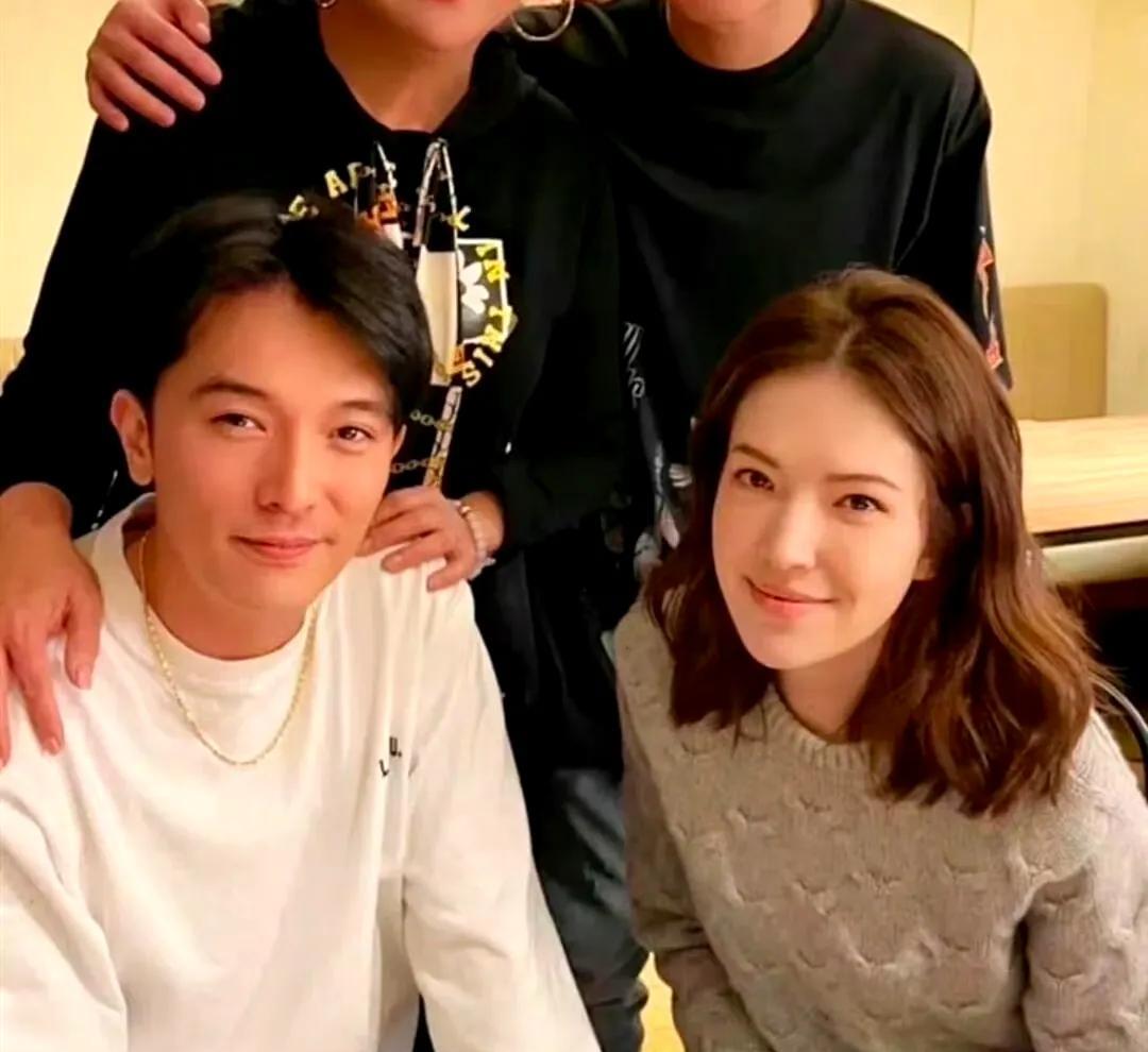 台娱圈真的很小，来来去去就这么多人。
邱泽和许玮甯结婚生子了，邱泽的前女友是陈乔